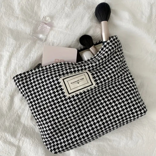 Cosmetics Bags - Wakra. حقائب مستحضرات التجميل - الوكرة