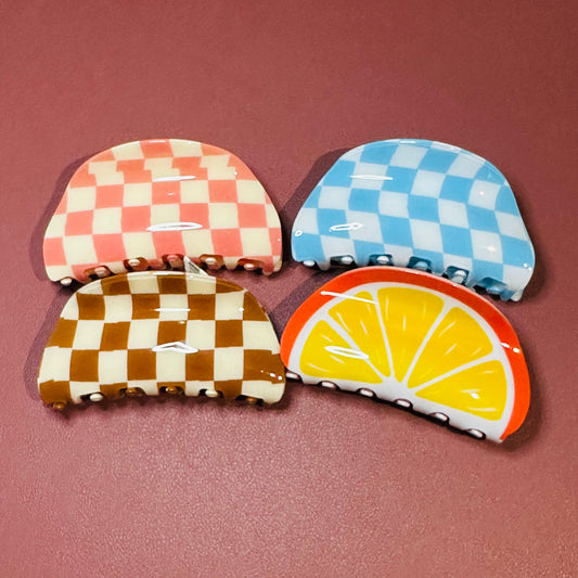 Checkered Medium Hair Claw Clips. مشابك مخلب شعر متوسطة مربعة الشكل