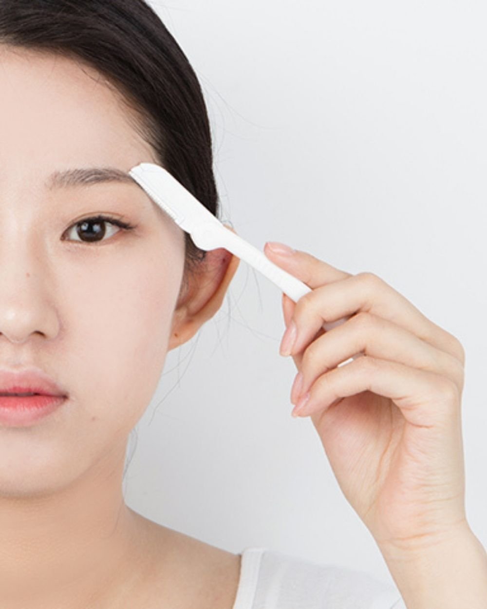 Innisfree Eco Beauty Tool Eyebrow Razor Set (2pcs) مجموعة أدوات الجمال الطبيعية من إنيسفري لحلاقة الحواجب - Princess Cosmetics Qatar