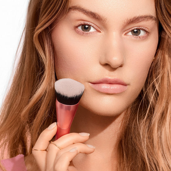 Real Techniques Glow Round Base Brush ريال تكنيكس فرشاة جلو بقاعدة دائرية - Princess Cosmetics Qatar