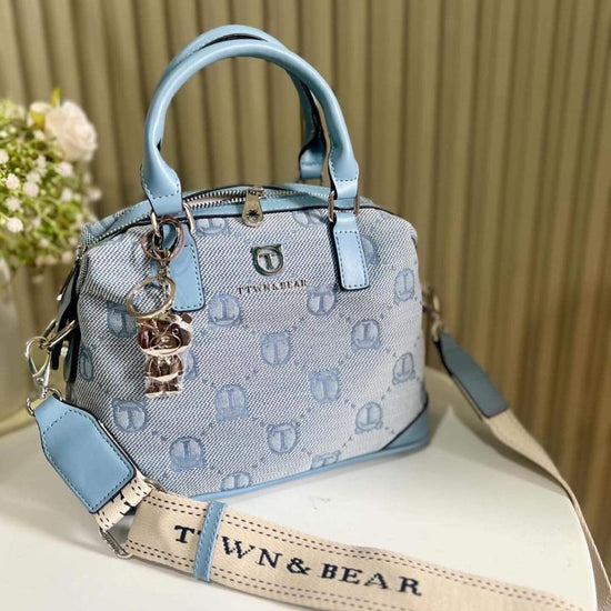 TTWN Bear Duffle Bag (Medium) - Light Blue. حقيبة دفل الدب TTWN (متوسطة) - أزرق فاتح - Princess Cosmetics Qatar