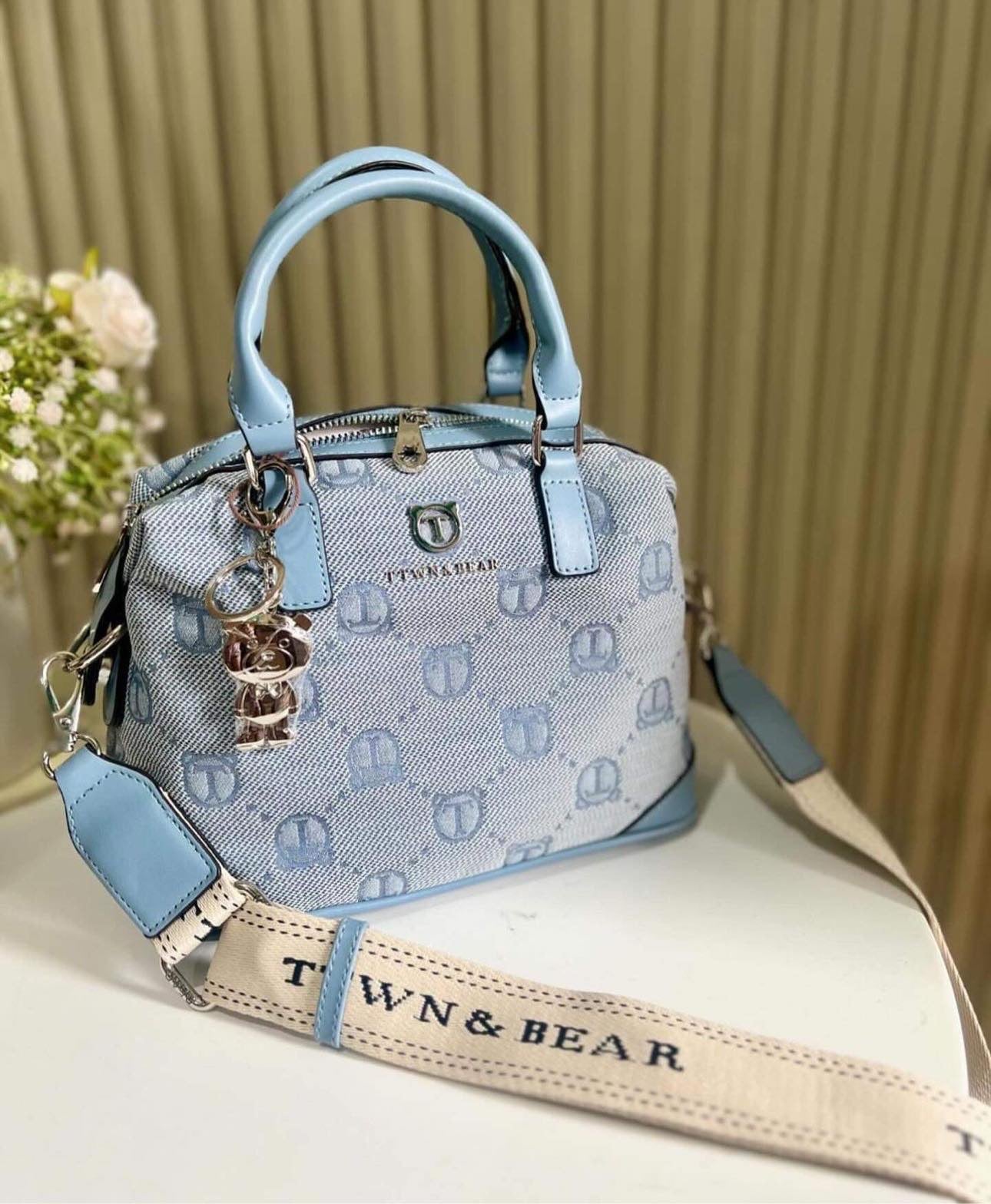 TTWN Bear Duffle Bag (Medium) - Light Blue. حقيبة دفل الدب TTWN (متوسطة) - أزرق فاتح - Princess Cosmetics Qatar