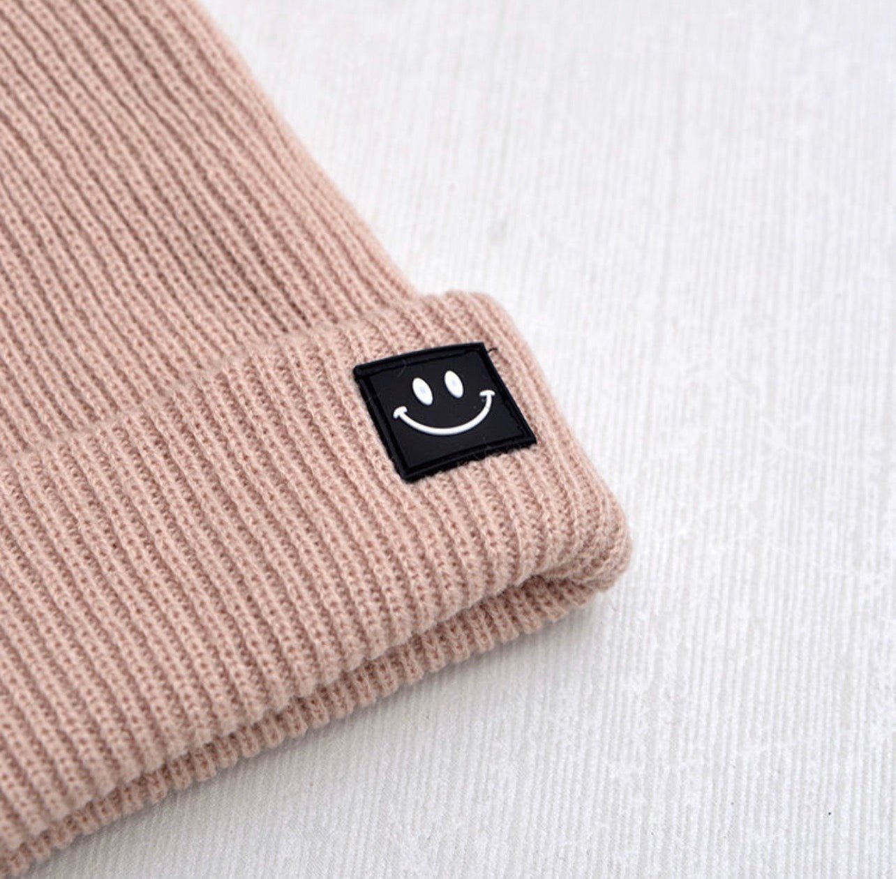 Incognito - Smiley Face Applique Beanie. وضع التخفي - قبعة صغيرة مزينة بوجه مبتسم - Princess Cosmetics Qatar